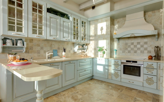 meubels in het interieur van de keuken in Proven?aalse stijl