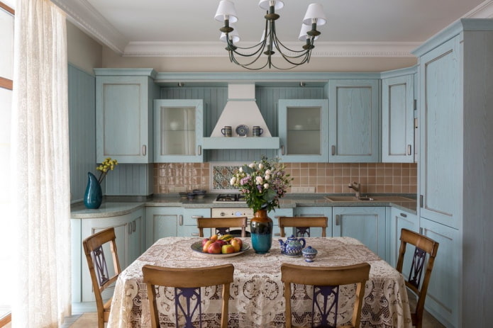 Proven?aalse stijl in het interieur van een blauwe keuken