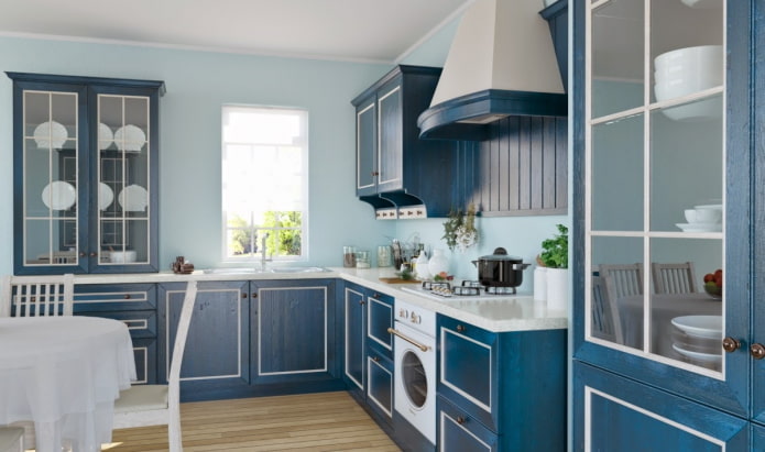 Proven?aalse stijl in het interieur van een blauwe keuken