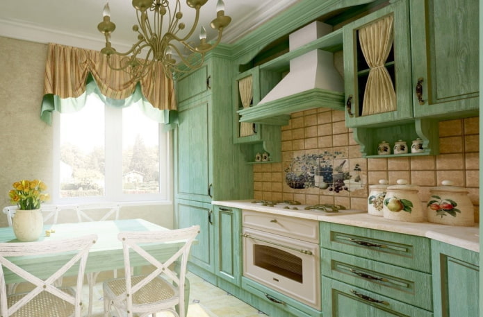 Proven?aalse stijl in het interieur van een groene keuken