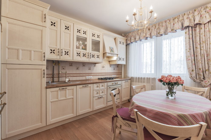 Gordijnen en textiel in het interieur van de keuken in Proven?aalse stijl