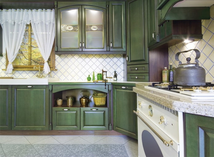 Proven?aalse stijl in het interieur van een groene keuken