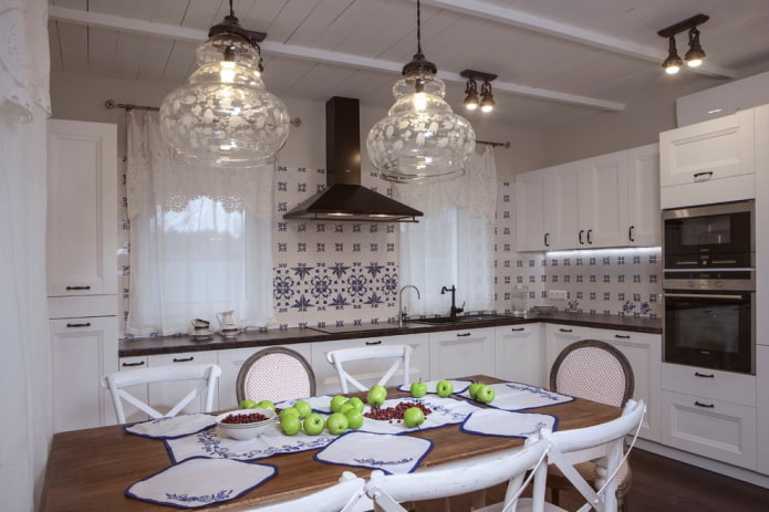 Proven?aalse stijl in het interieur van een witte keuken