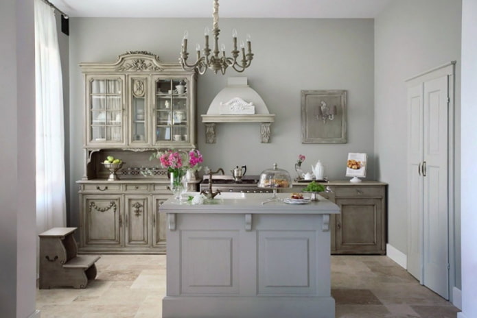 Proven?aalse stijl in het interieur van een grijze keuken