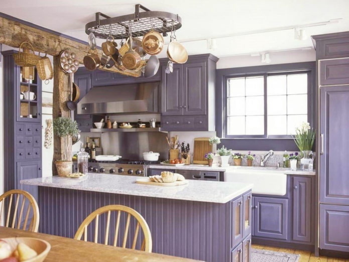 Proven?aalse stijl in het interieur van een lila keuken