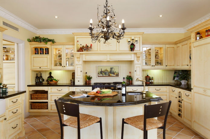 Proven?aalse stijl in het interieur van een beige keuken