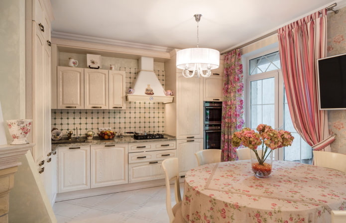 Gordijnen en textiel in het interieur van de keuken in Proven?aalse stijl