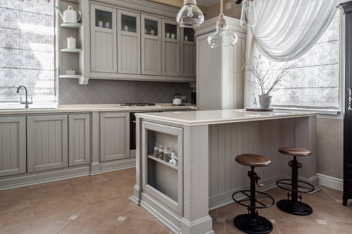 Proven?aalse stijl in het interieur van een grijze keuken