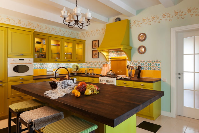 Proven?aalse stijl in het interieur van een gele keuken