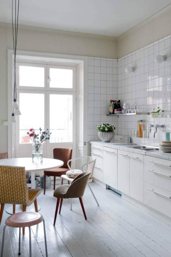 verschillende stoelen in de keuken