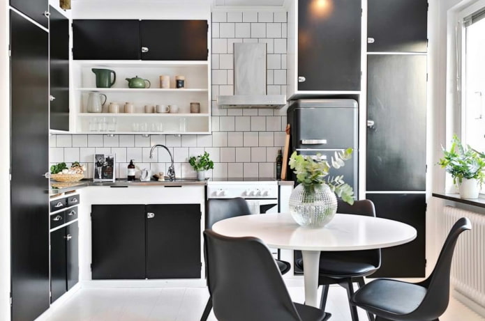 zwarte apparaten in het interieur
