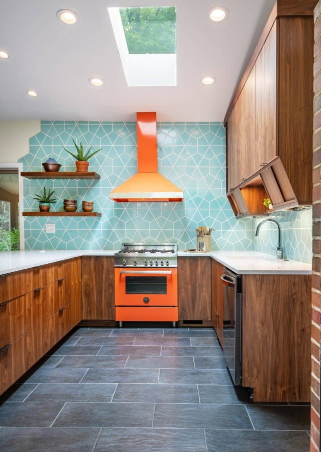 accent op het fornuis in het keukeninterieur