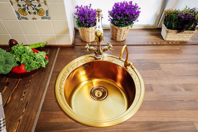 gouden spoelbak voor de keuken
