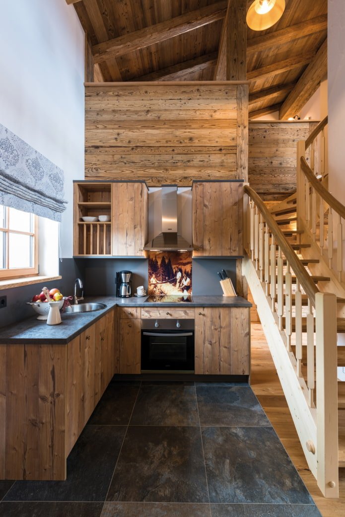 keuken in het huis onder de trap