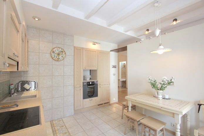 keukenafwerking in lichte kleuren