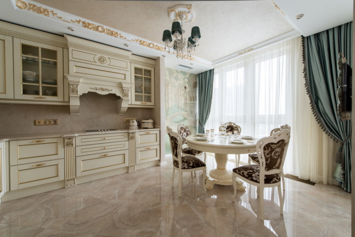 lichte keuken in een klassieke stijl