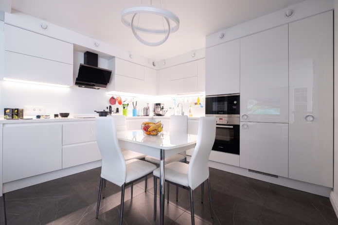 keukeninterieur in lichte kleuren