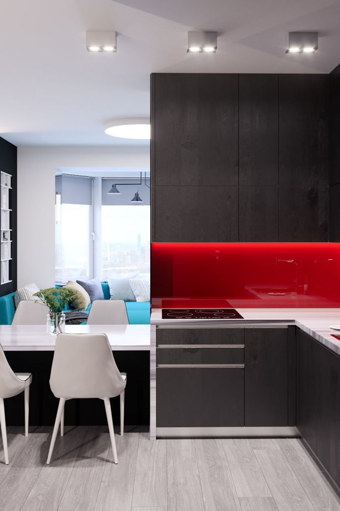 rood schort in de keuken