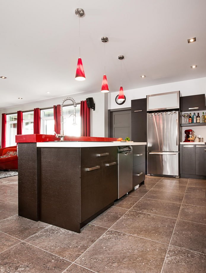 keuken met rode accenten