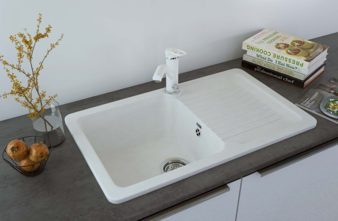 Witte wastafel van kunststeen in het interieur