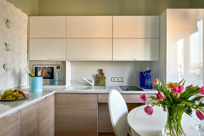 spoelbak van kunststeen in het keukeninterieur