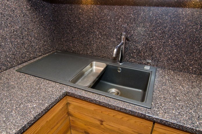 kunststeen spoelbak in het keukeninterieur