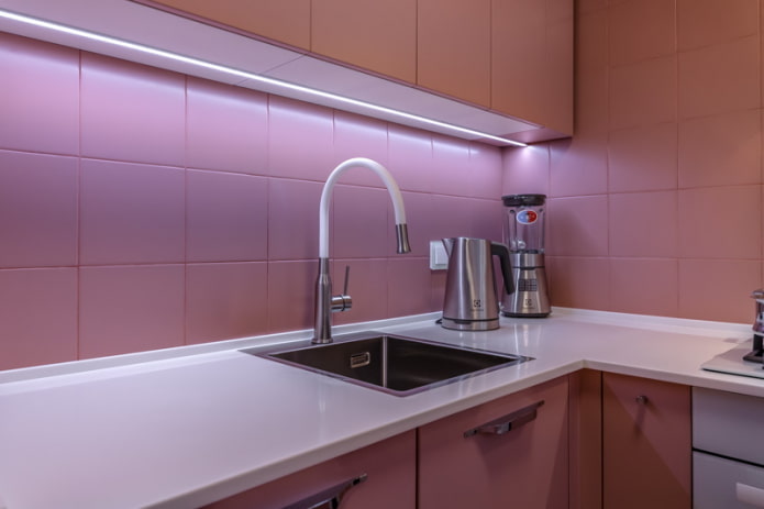 Schort in de kleur van de keukenset