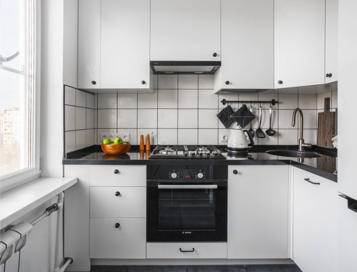 witte keuken met zwarte handgrepen