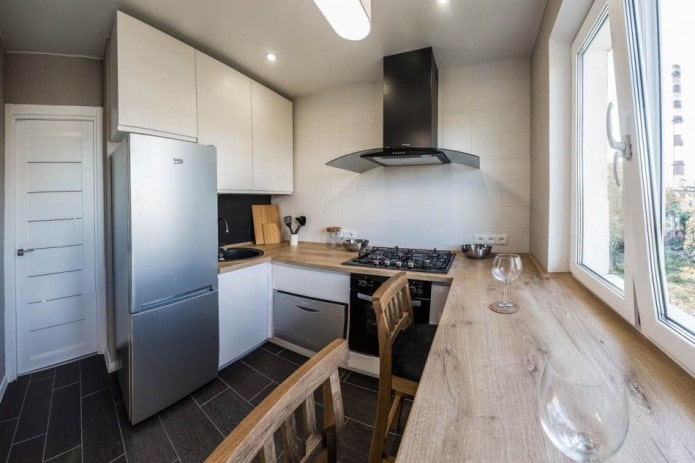 kleine keuken met apparatuur