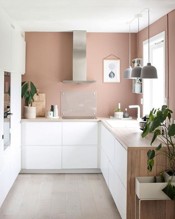 roze muren in de keuken