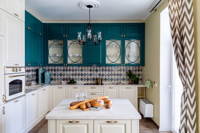 keuken met kookeiland tot aan het plafond