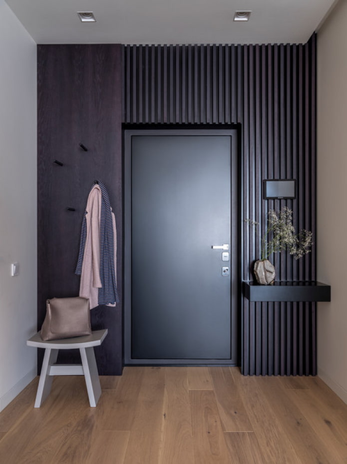 ontwerp van de voordeur in het appartement