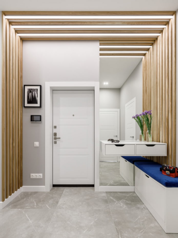 houten wanddecoratie in de gang