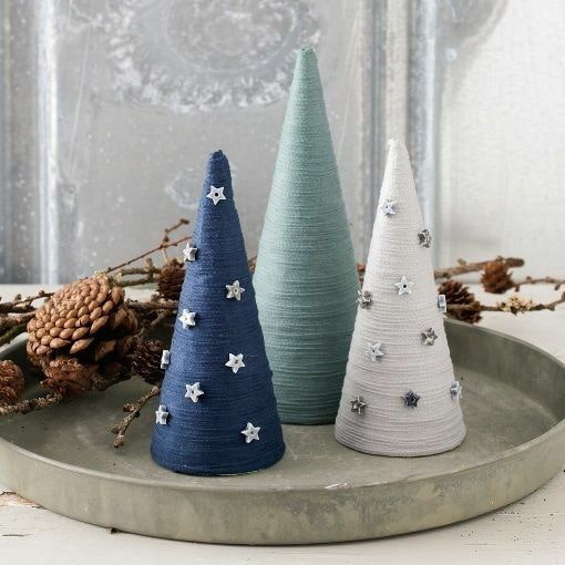 Kerstbomencompositie op een dienblad