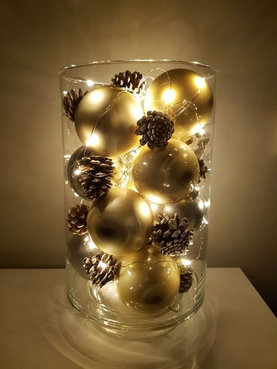 Lamp gemaakt van nieuwjaarsballen