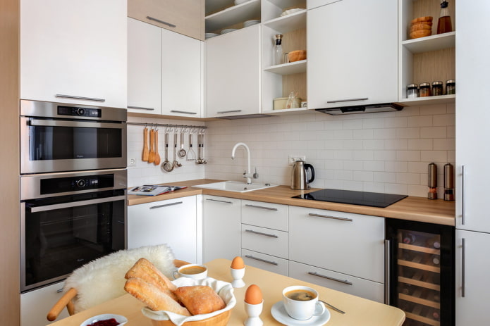Oven en magnetron in een hoge kast