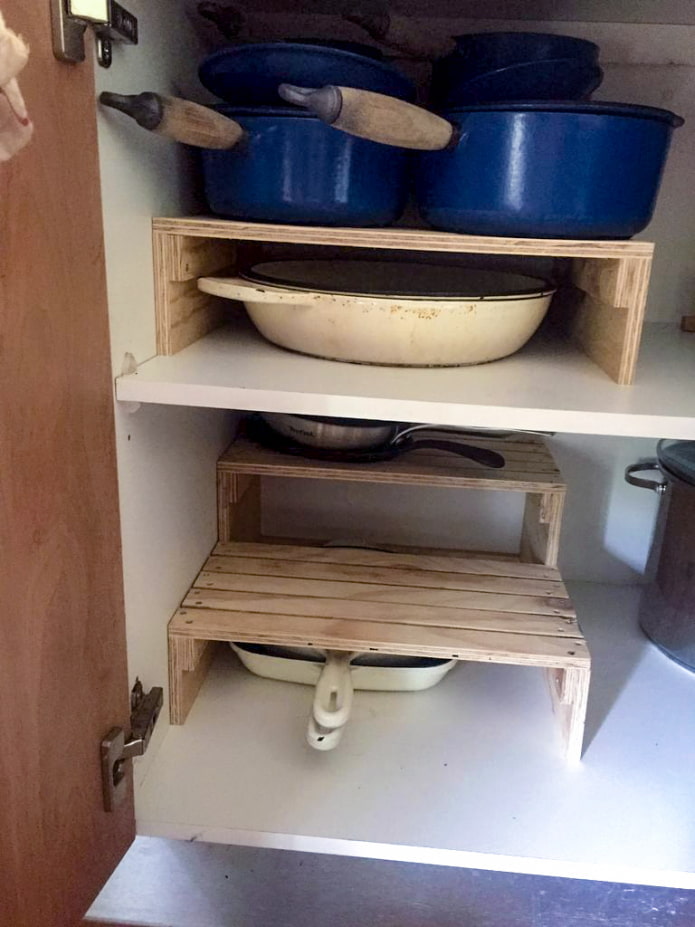 Zelfgemaakte houten rekken
