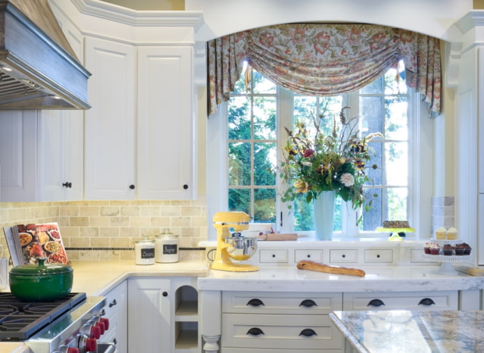 jabot lambrequin in het keukeninterieur