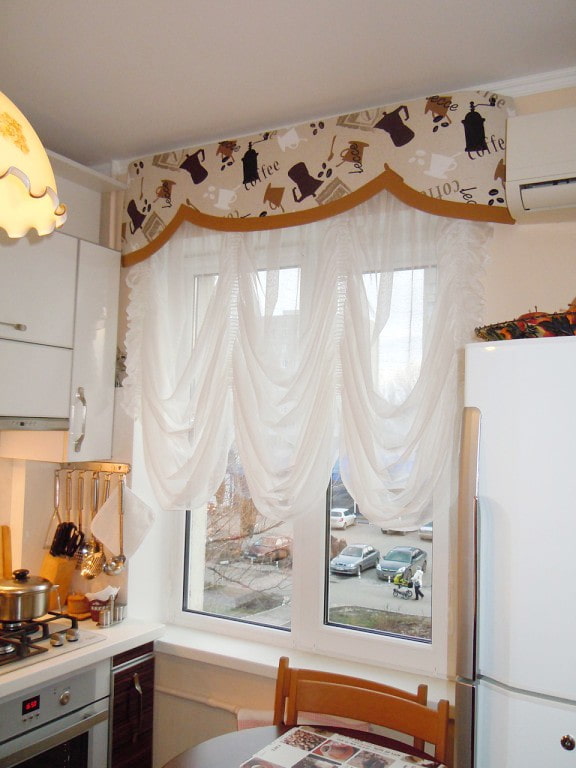 harde lambrequin in het keukeninterieur