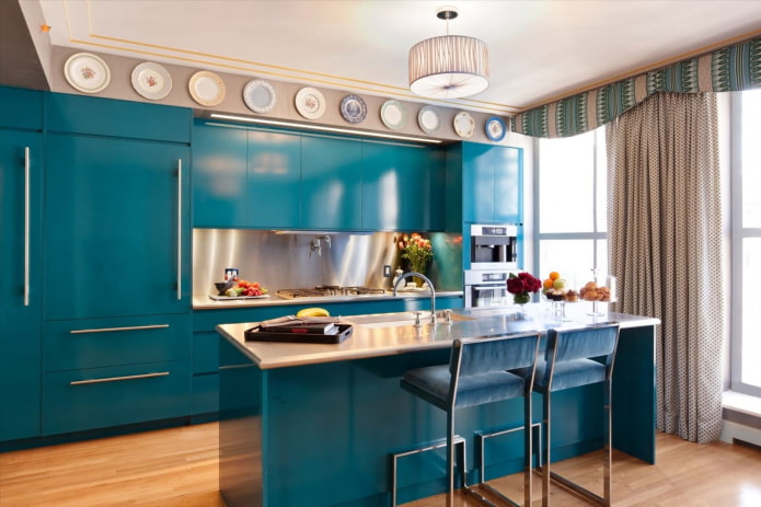 lambrequins in het keukeninterieur in een moderne stijl