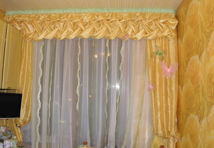 lambrequins met puffs in het keukeninterieur