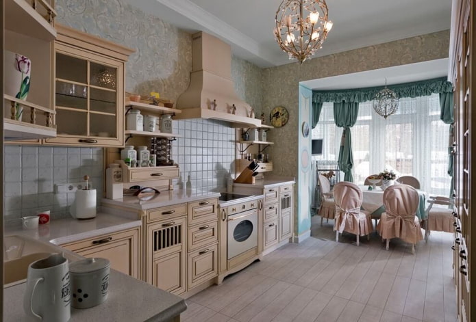 lambrequins in de keuken in Proven?aalse stijl