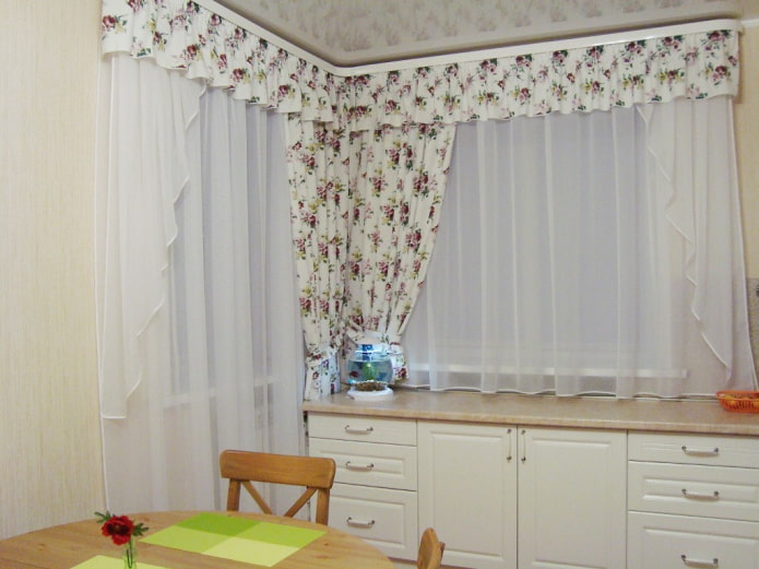 witte lambrequins in het keukeninterieur