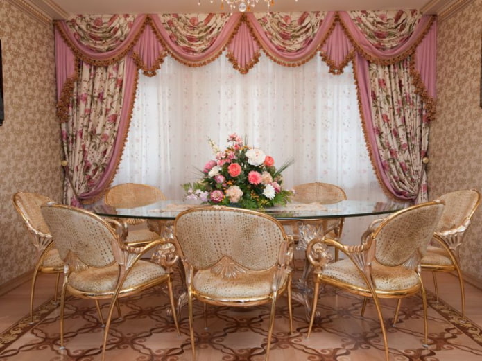 roze lambrequins in het interieur