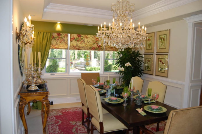 groene lambrequin in het interieur 