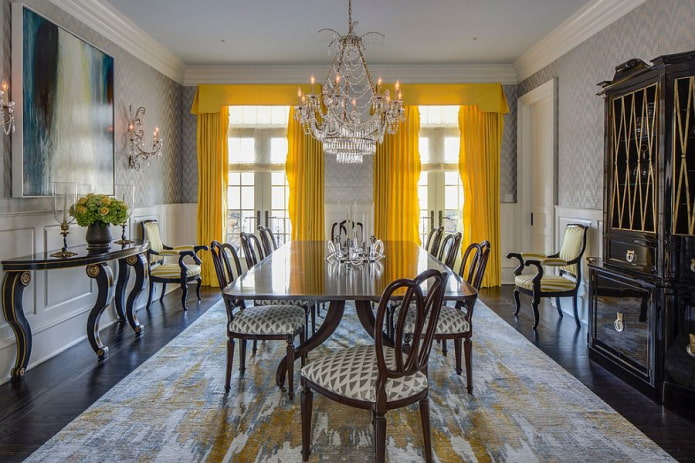 gele lambrequins in het interieur
