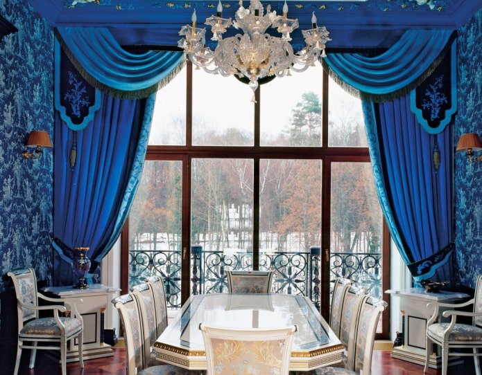 blauwe lambrequins in het interieur