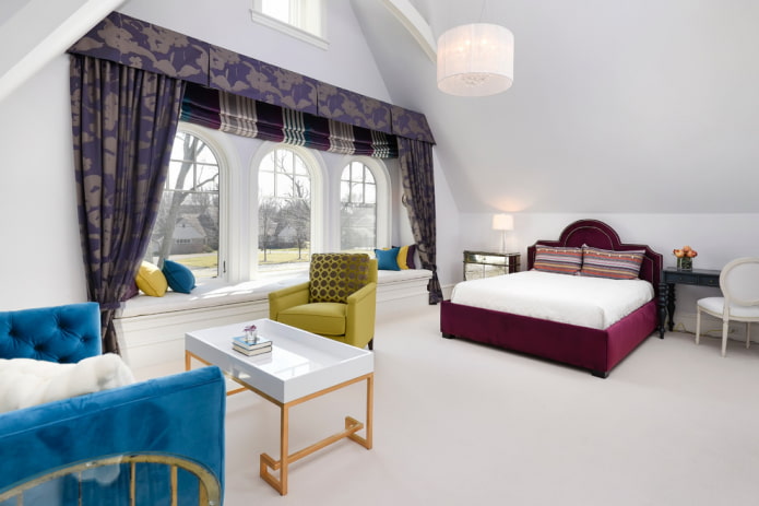 paarse lambrequin in het interieur van de slaapkamer