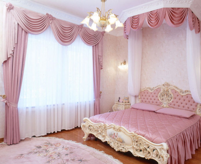 roze lambrequins in het interieur van de slaapkamer