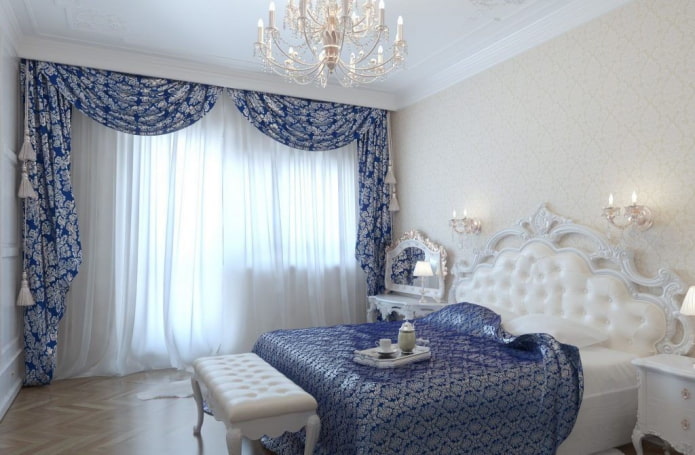 blauwe lambrequins in de slaapkamer